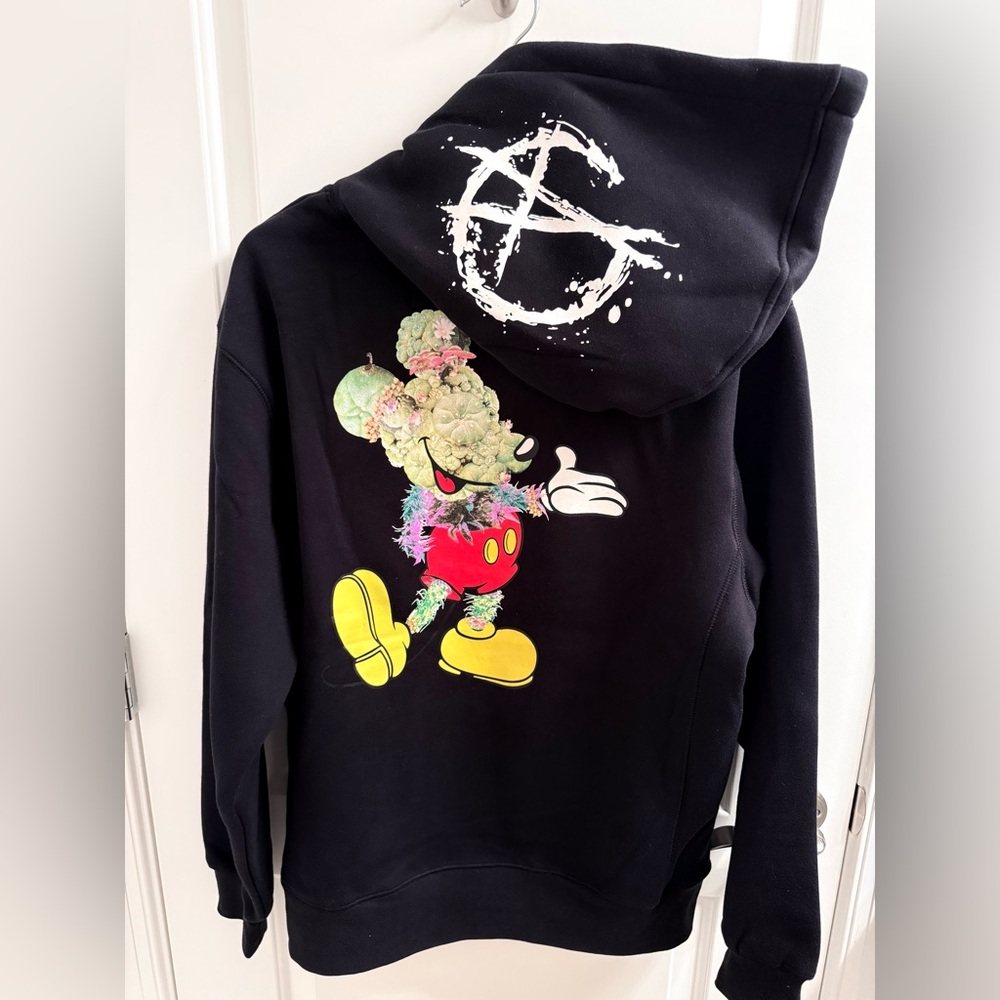 New Half Way Dead Men’s Black Graphic Hoodie, Size M